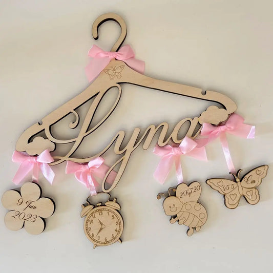 Cintre de naissance printemps personnalisé Laurie Déco et LumiÚres