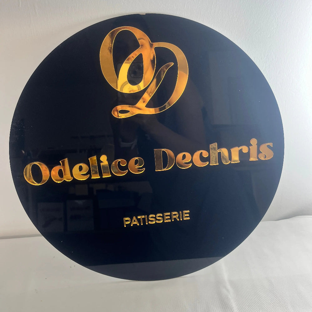 Enseigne sur Plexiglas personnalisée Laurie Déco et lumières