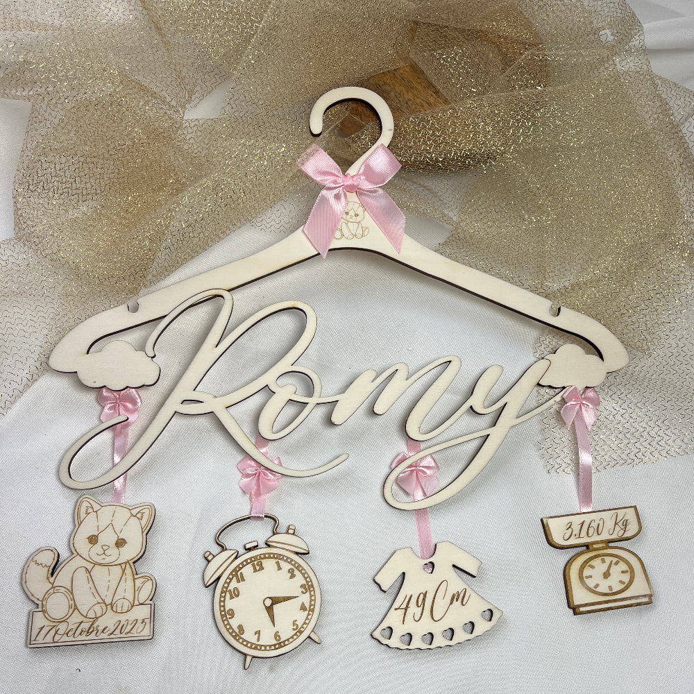 cintre de naissance en bois personnalisable chaton