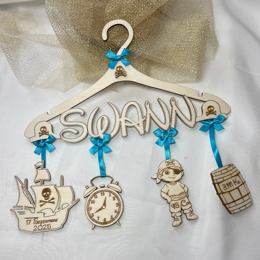 cintre de naissance en bois personnalisable pirate