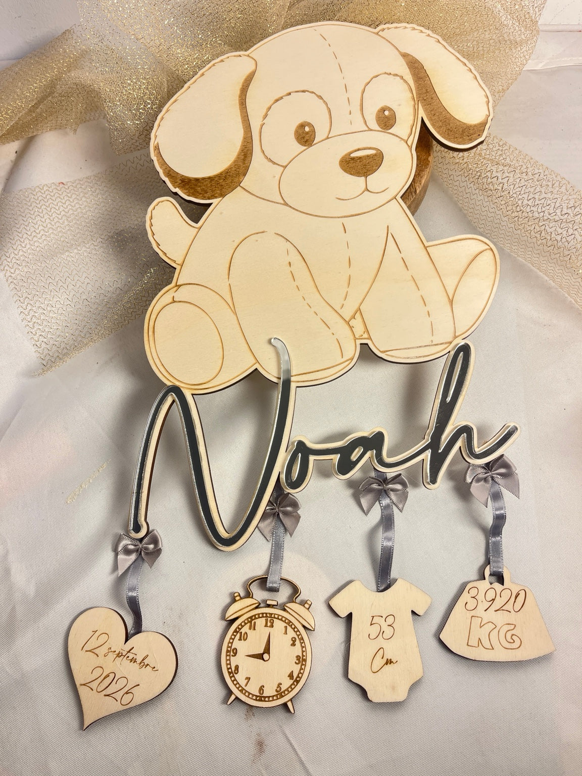 Décoration de naissance chien en bois prénom Noah avec quatre suspensions de naissance