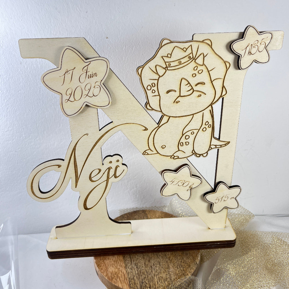 decoration de naissance initiale en bois triceratops personnalisable