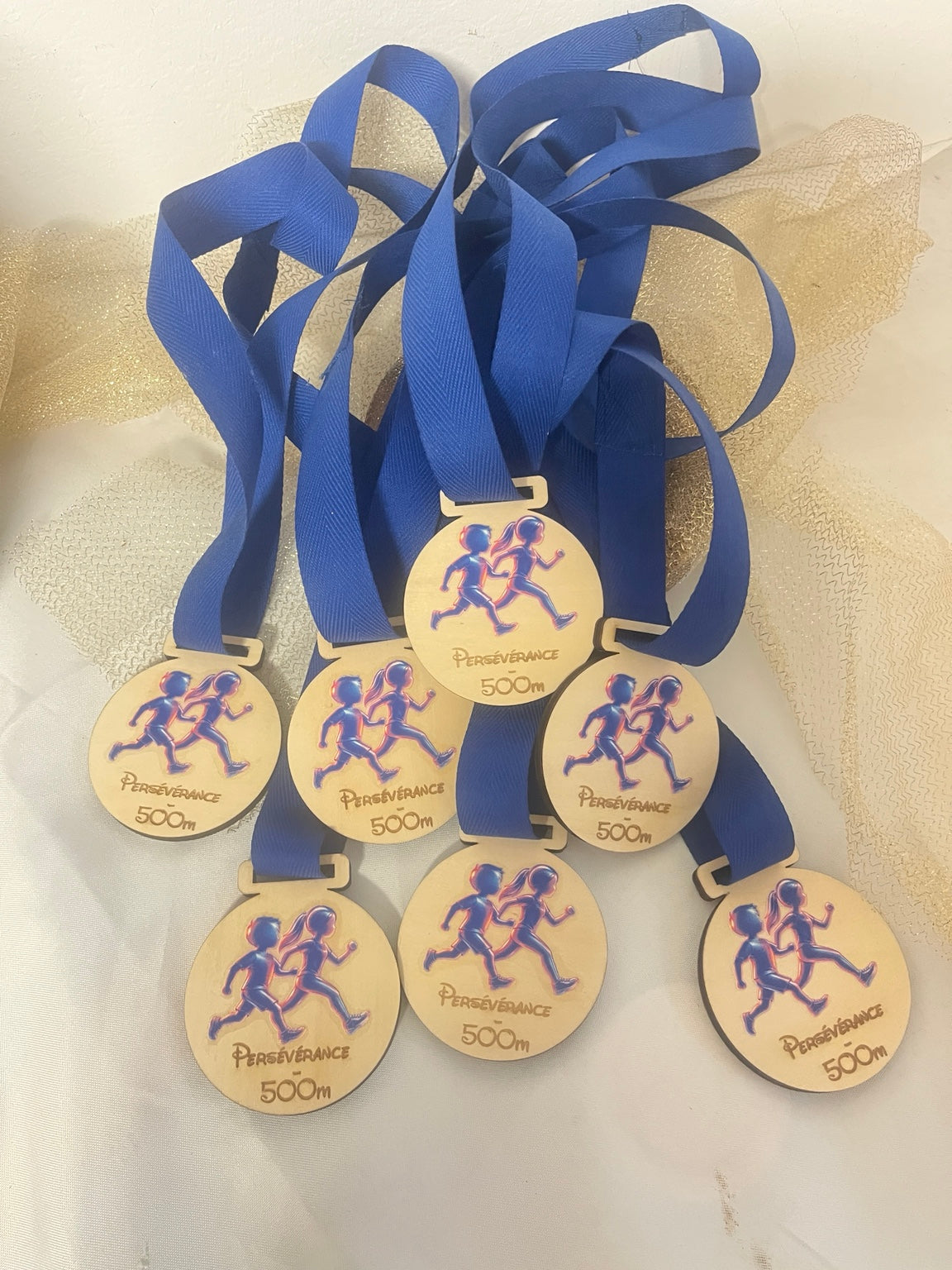 Médailles personnalisées en bois Persévérance 500 m avec motif de course et rubans bleus