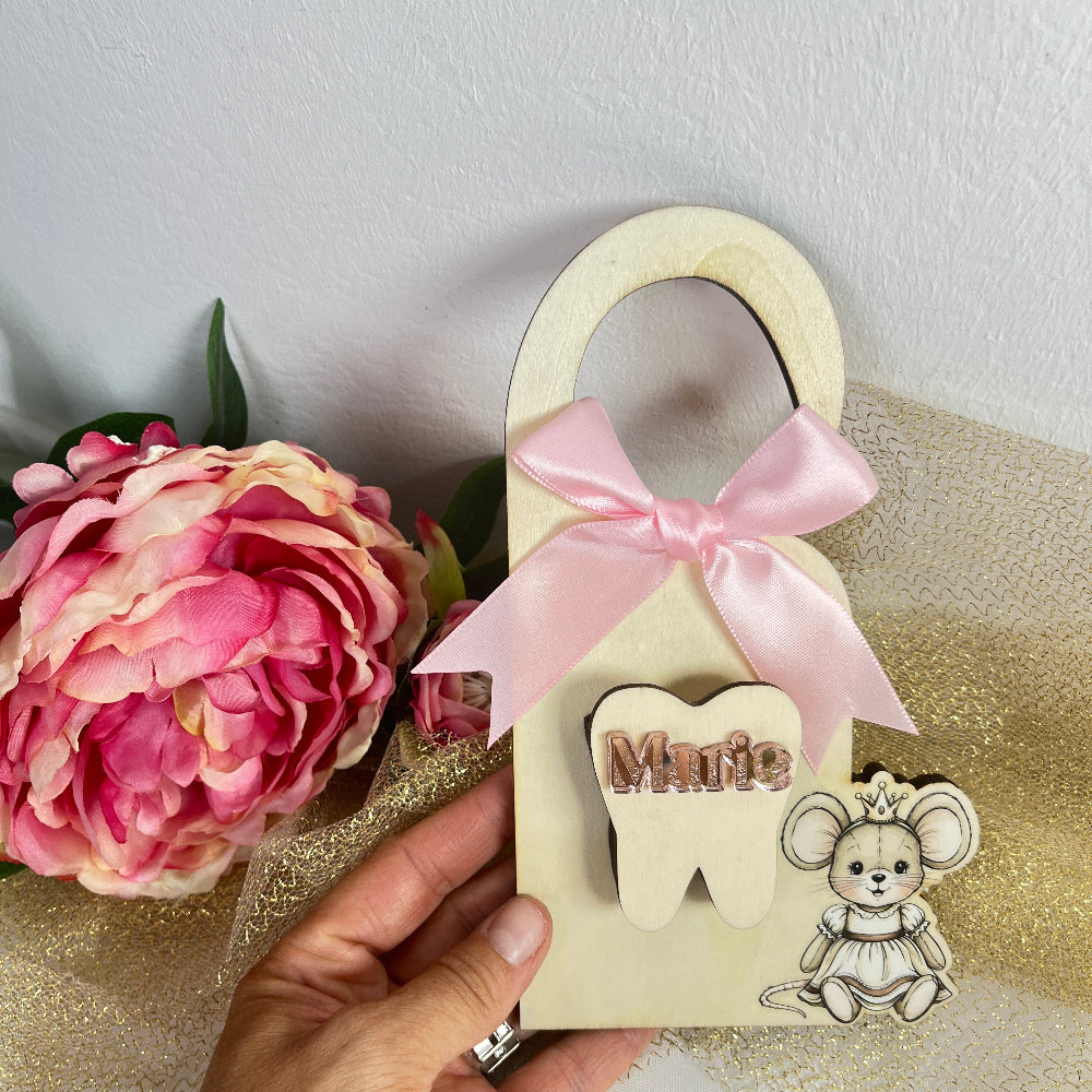 medaillon de porte la petite souris en bois personnalisable avec option plexiglas