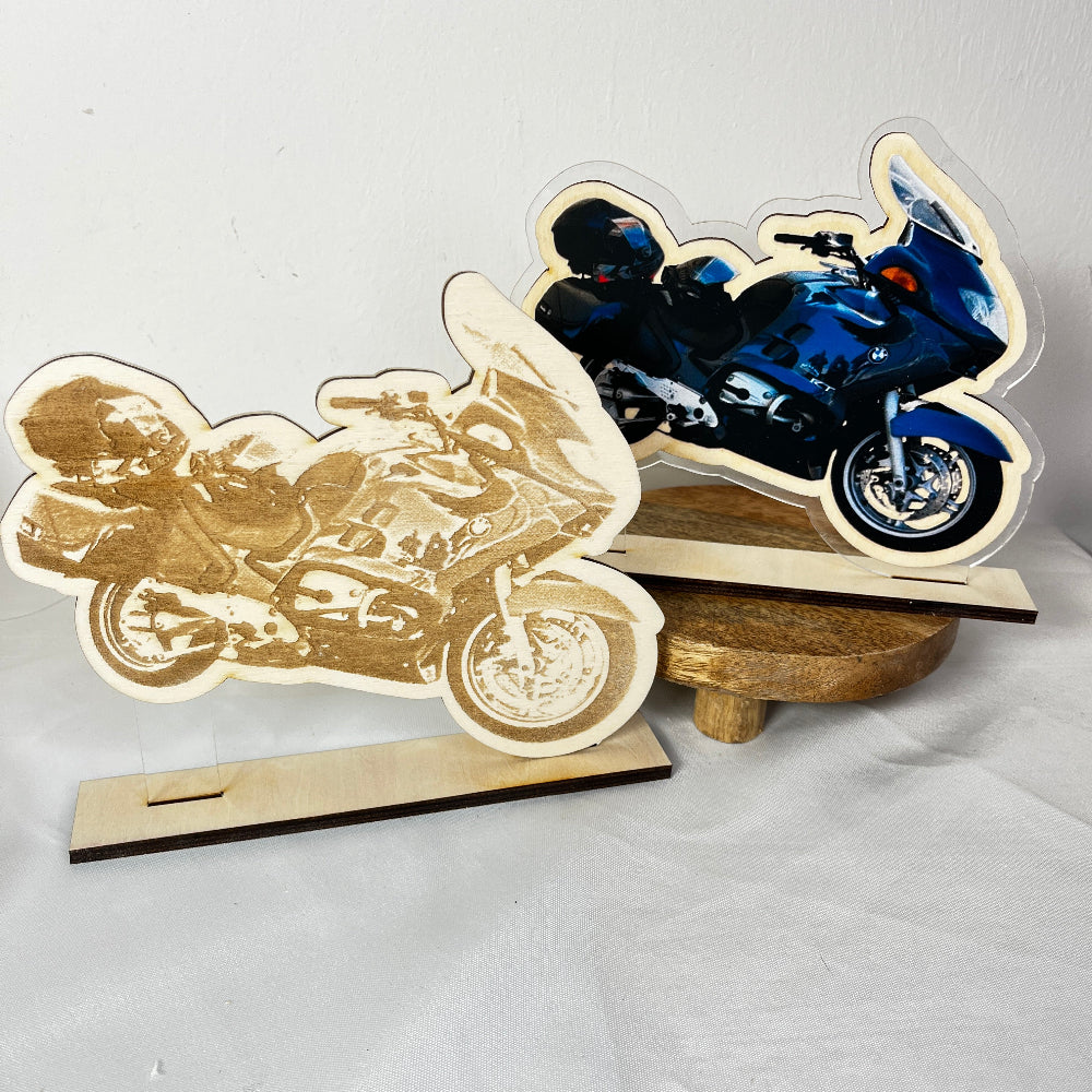 moto sur socle gravure et couleur