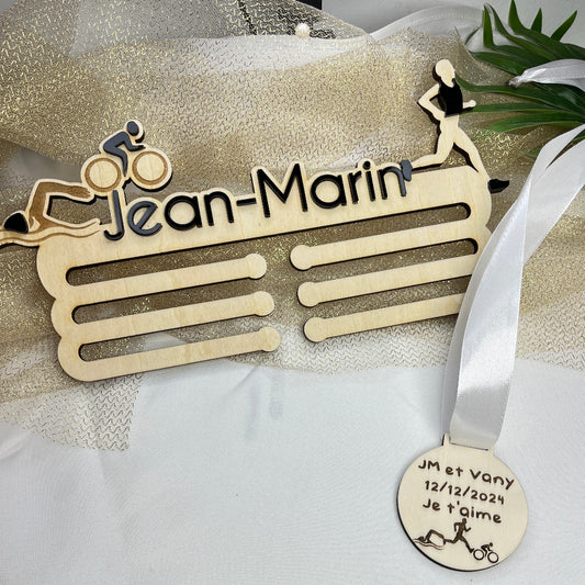 porte medaille en bois et plexiglas triatlon personnalisable