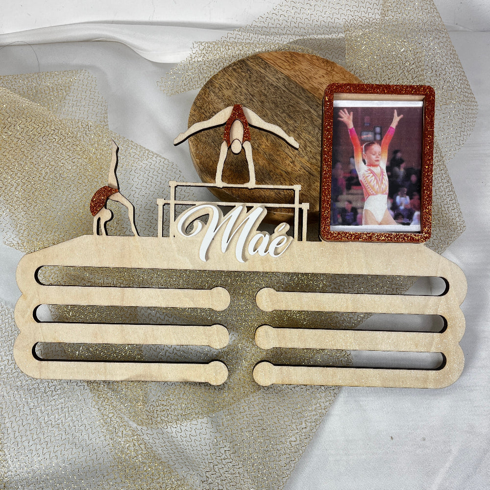 porte medaille en bois personnalisable gyl avec cadre photo