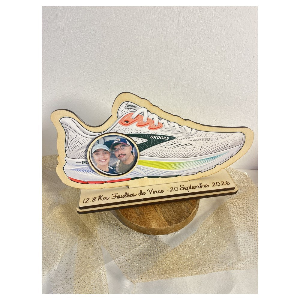Décoration running personnalisée en bois en forme de chaussure avec photo et date de course
