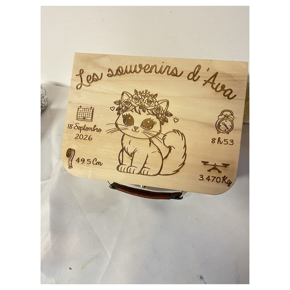 Valise de naissance personnalisée en bois gravé avec motif chaton et informations de bébé