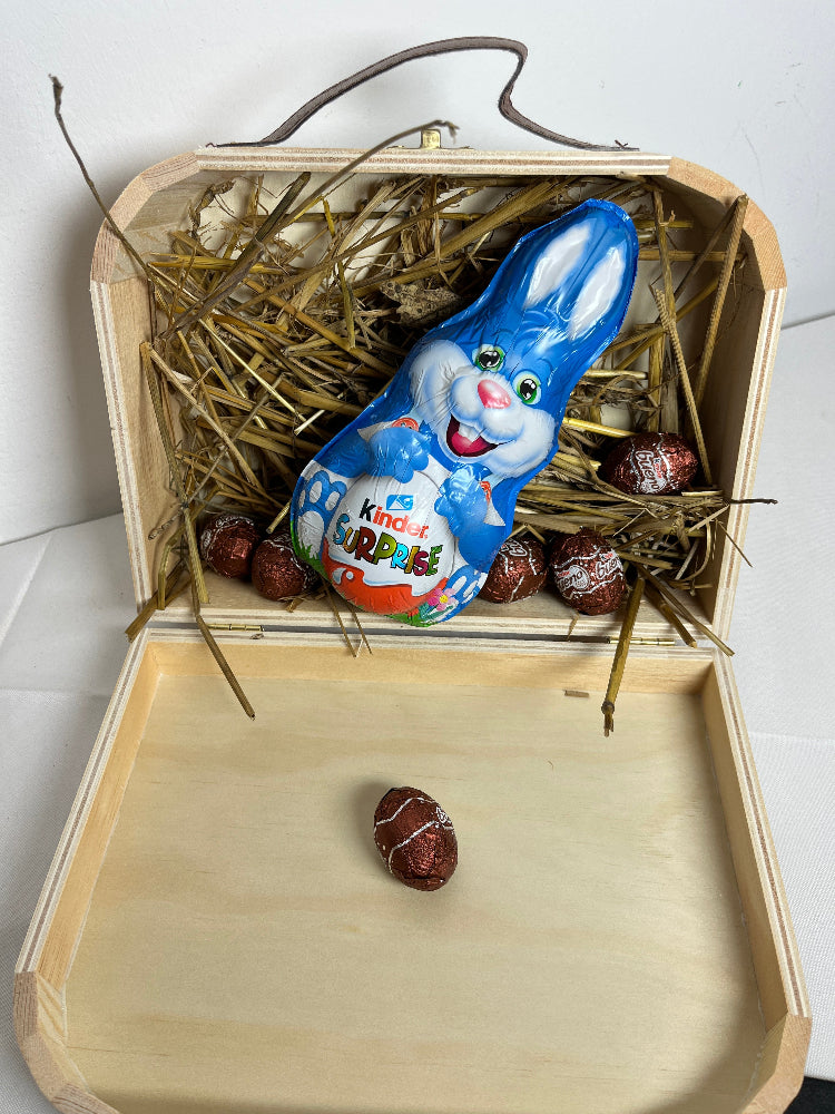 valise lapin de paque garnie de chocolat succulents