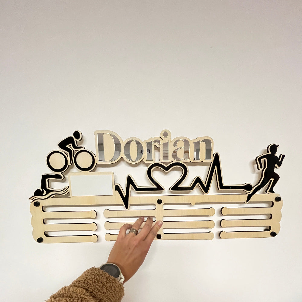 Porte-médailles XL personnalisé en bois fabriqué par Laurie Déco et Lumières