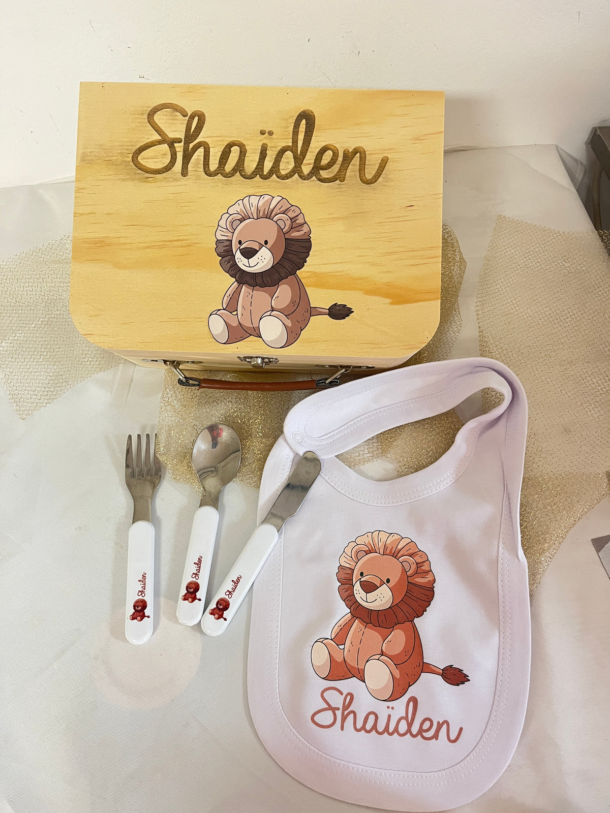 Coffret premier repas personnalisé bébé – Bavoir, couverts et valisette