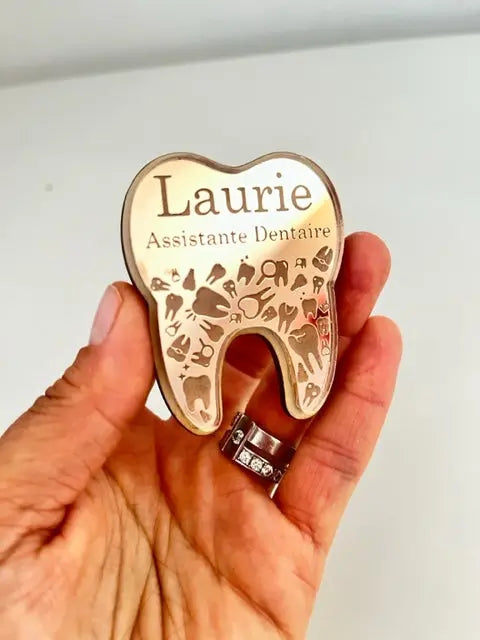 Badge métier personnalisable Laurie Déco et lumières