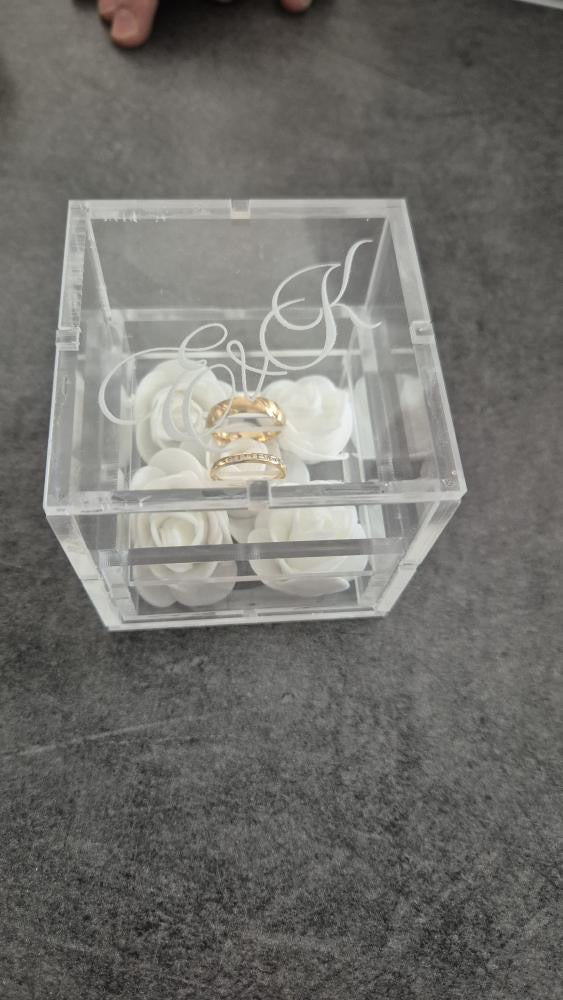 Boîte à Alliances en Plexiglas Personnalisée – Gravure & Roses au Choix
