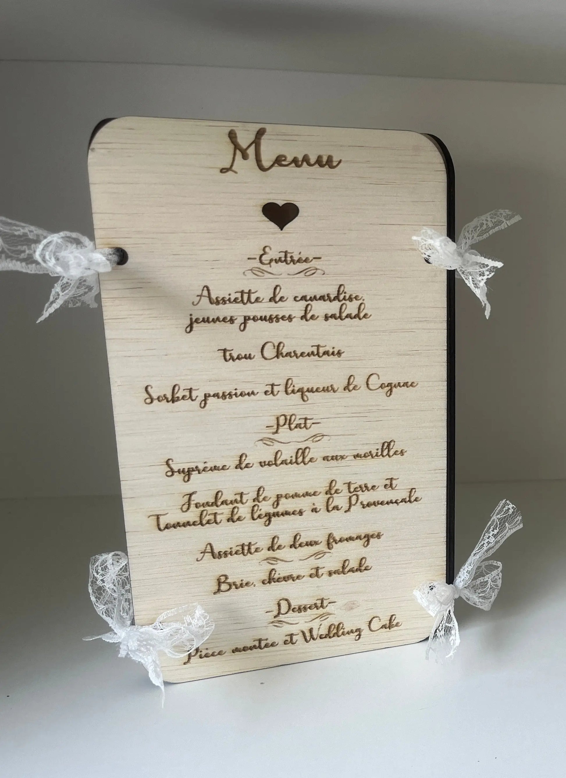 Menu de mariage  en bois personnalisé Laurie Déco et Lumières