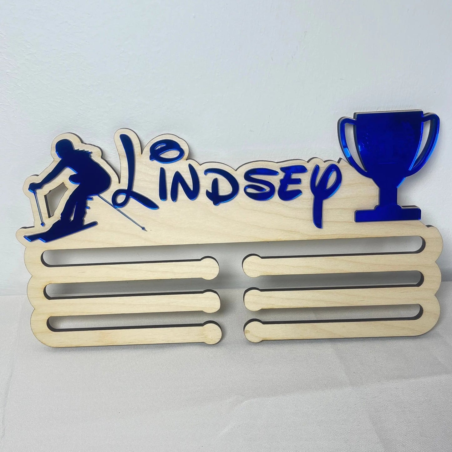 Porte médailles en bois personnalisé Laurie Déco et lumières
