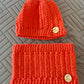 Ensemble ValVic Mountain orange au crochet : bonnet à pompon blanc et tour de cou assorti avec étiquettes rondes.
