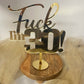 Cake topper Fuck I'm 30 en finition miroir doré, présenté sur un socle
