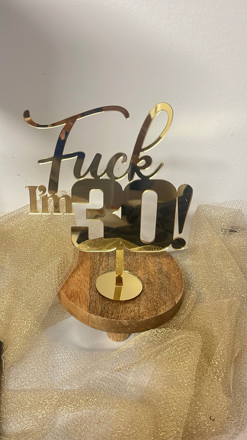 Cake topper Fuck I'm 30 en finition miroir doré, présenté sur un socle