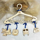 cintre de naissance en bois personnalisable aviateur
