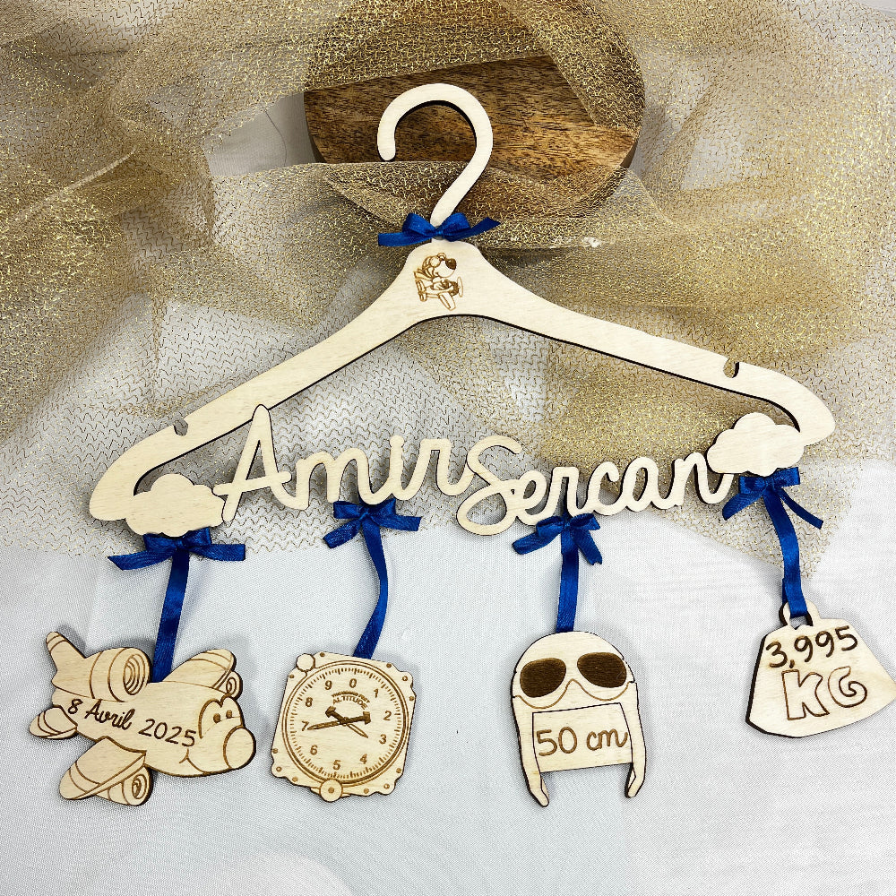 cintre de naissance en bois personnalisable aviateur