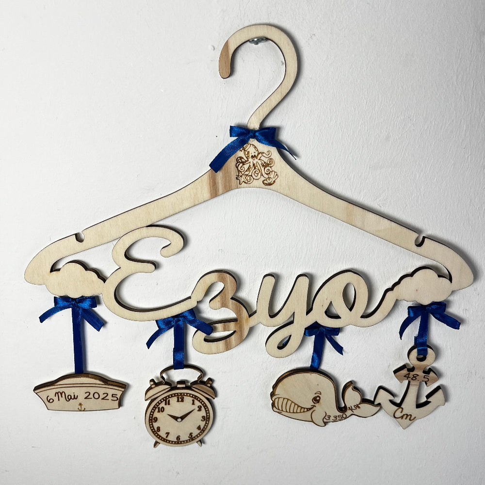 cintre de naissance en bois personnalisable marin ezyo