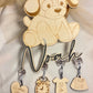 Décoration de naissance chien en bois prénom Noah avec quatre suspensions de naissance