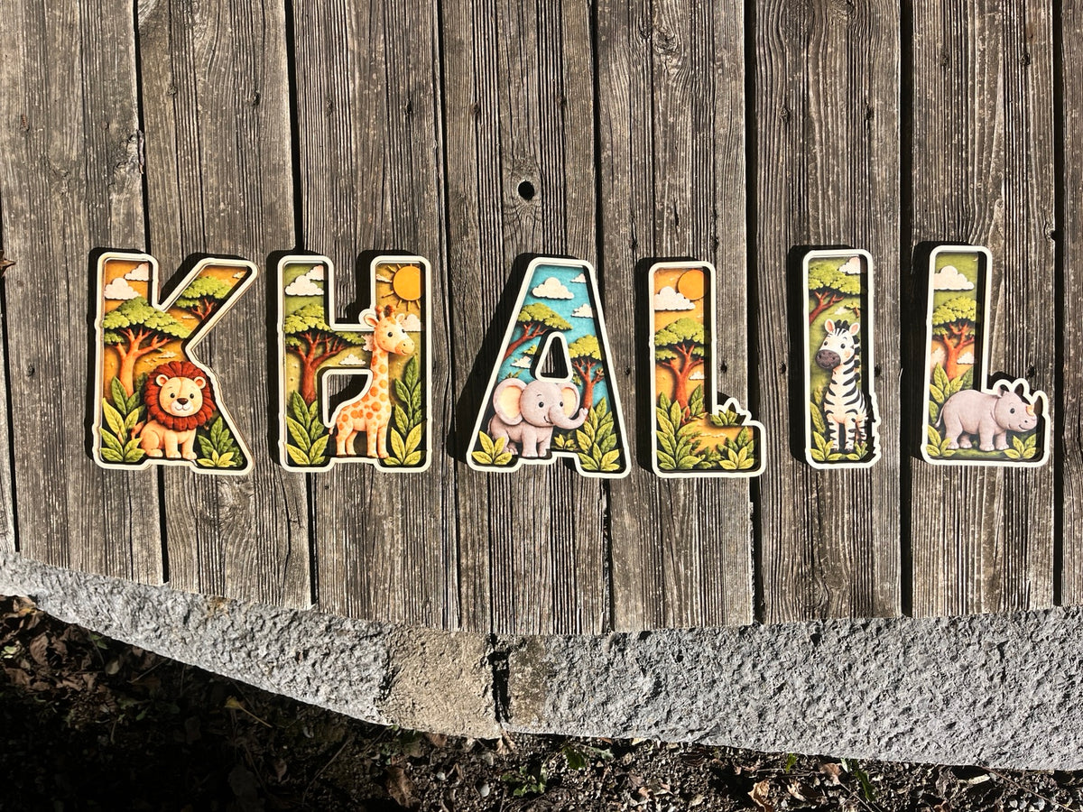 Prénom KHALIL en six lettres individuelles en bois imprimées, décorées d’animaux de la savane.