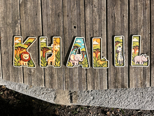 Prénom KHALIL en six lettres individuelles en bois imprimées, décorées d’animaux de la savane.