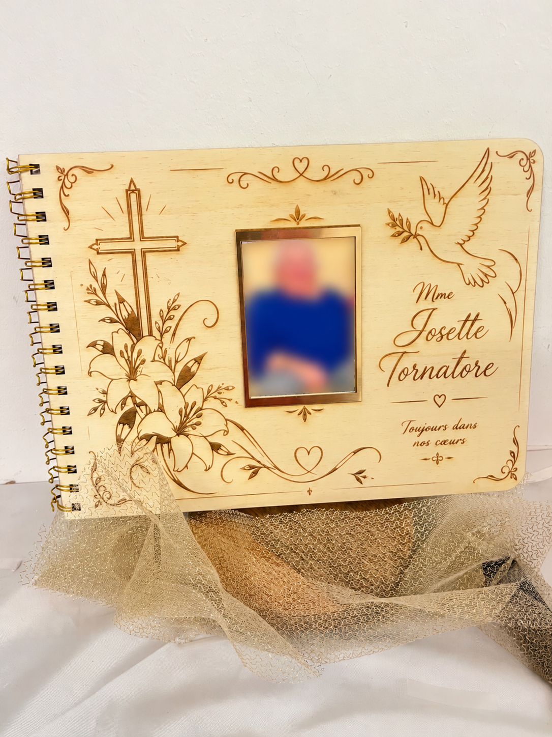 Livre de condoléances personnalisé en bois gravé avec portrait flouté pour présentation