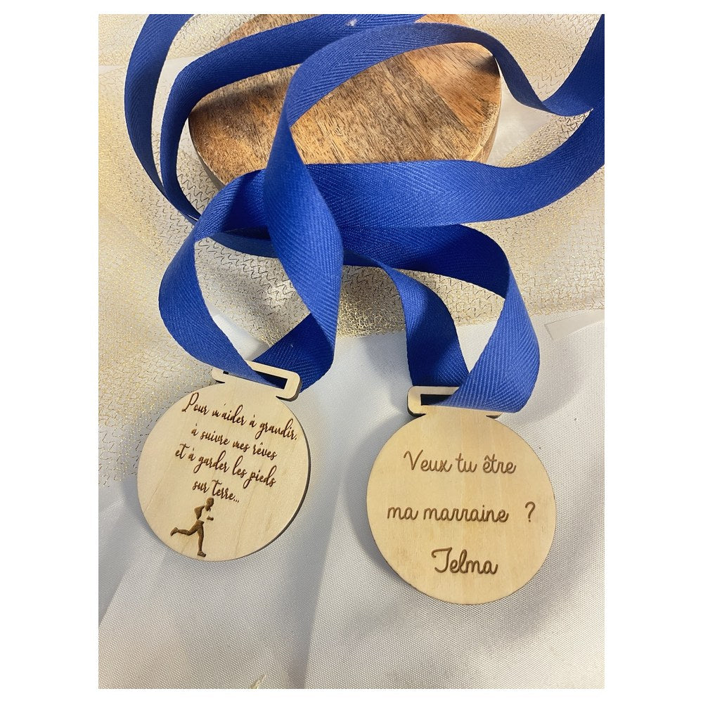 Médaille en bois personnalisée avec ruban bleu pour demander Veux-tu être ma marraine
