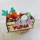 panier en bois de paques garni de chocolats personnalisable 