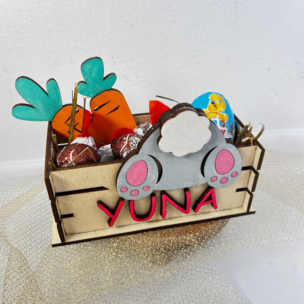 panier en bois de paques garni de chocolats personnalisable 