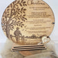 Plaque funéraire ronde en bois gravé, hommage personnalisé avec arbre et scène rurale sur socle
