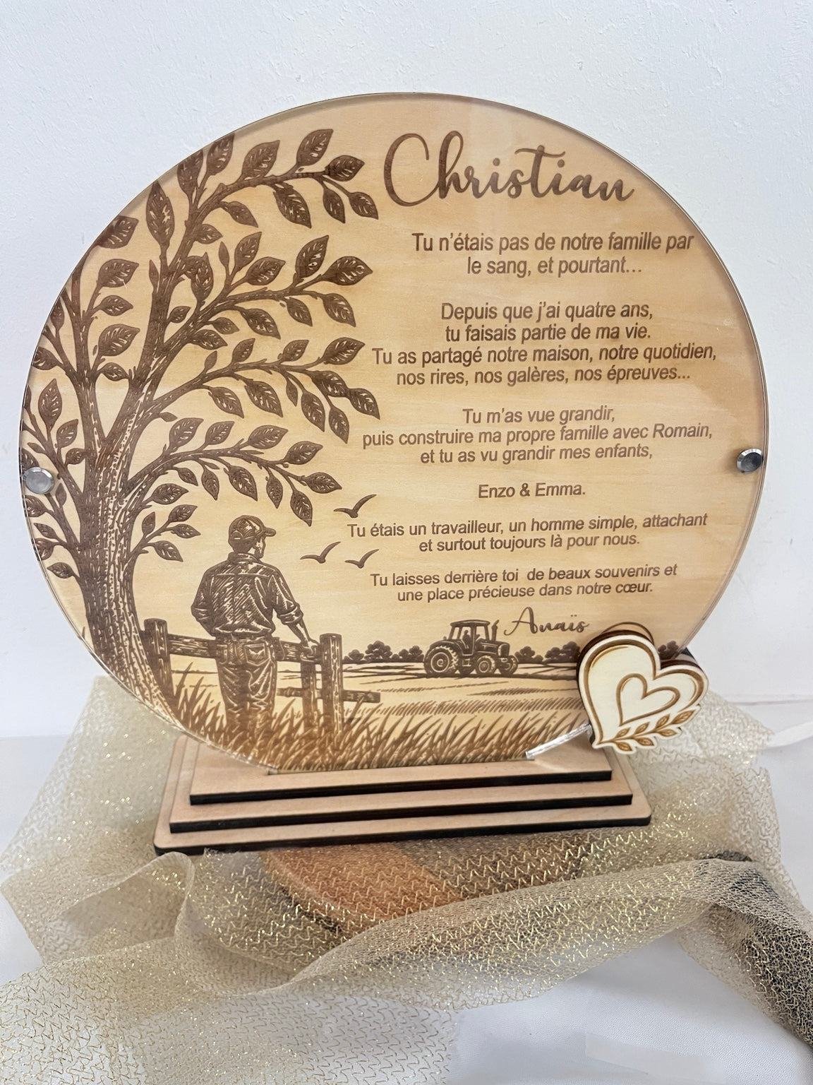 Plaque funéraire ronde en bois gravé, hommage personnalisé avec arbre et scène rurale sur socle