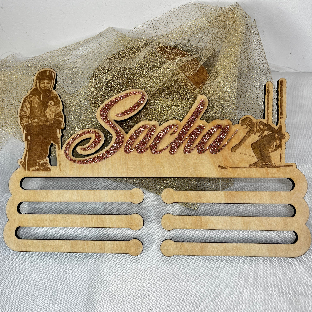 porte medaille en bois ski personnalisable avec photo en gravure