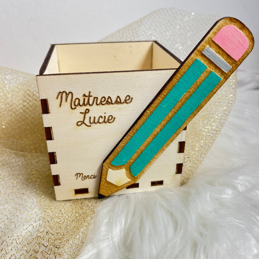 pot a crayon en bois personnalisable maitresse