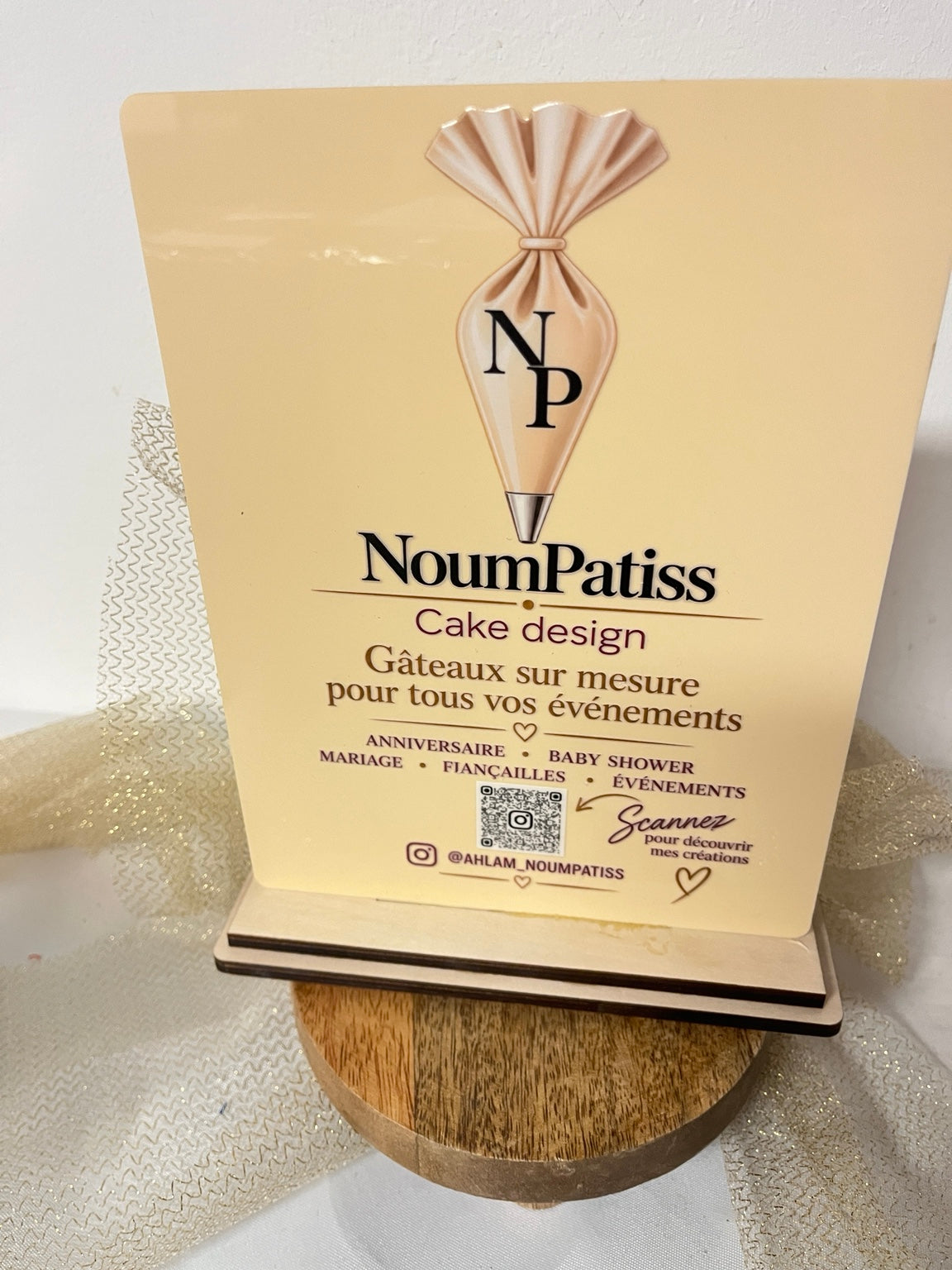 Présentoir de comptoir NoumPatiss personnalisé avec logo, prestations et QR code Instagram