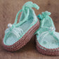 Sandales bébé au crochet vert menthe avec semelle taupe et perles décoratives