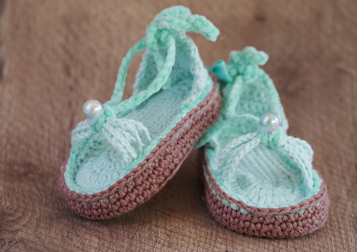 Sandales bébé au crochet vert menthe avec semelle taupe et perles décoratives