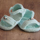 Sandales bébé au crochet vert d’eau avec brides et perles décoratives