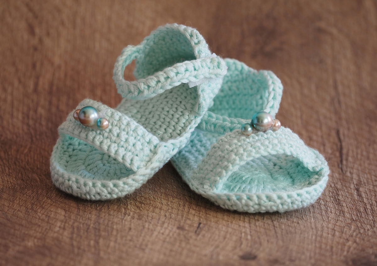 Sandales bébé au crochet vert d’eau avec brides et perles décoratives