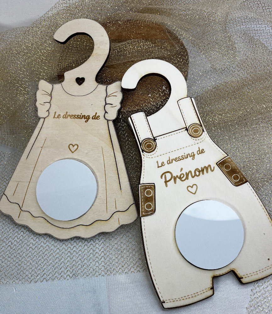 separateur de penderieen gravure en bois personnalisable 