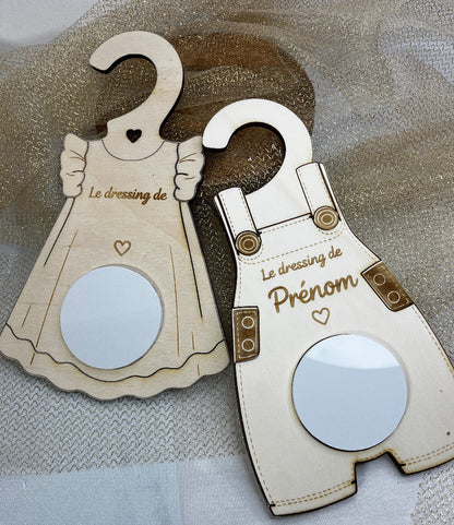 separateur de penderieen gravure en bois personnalisable 