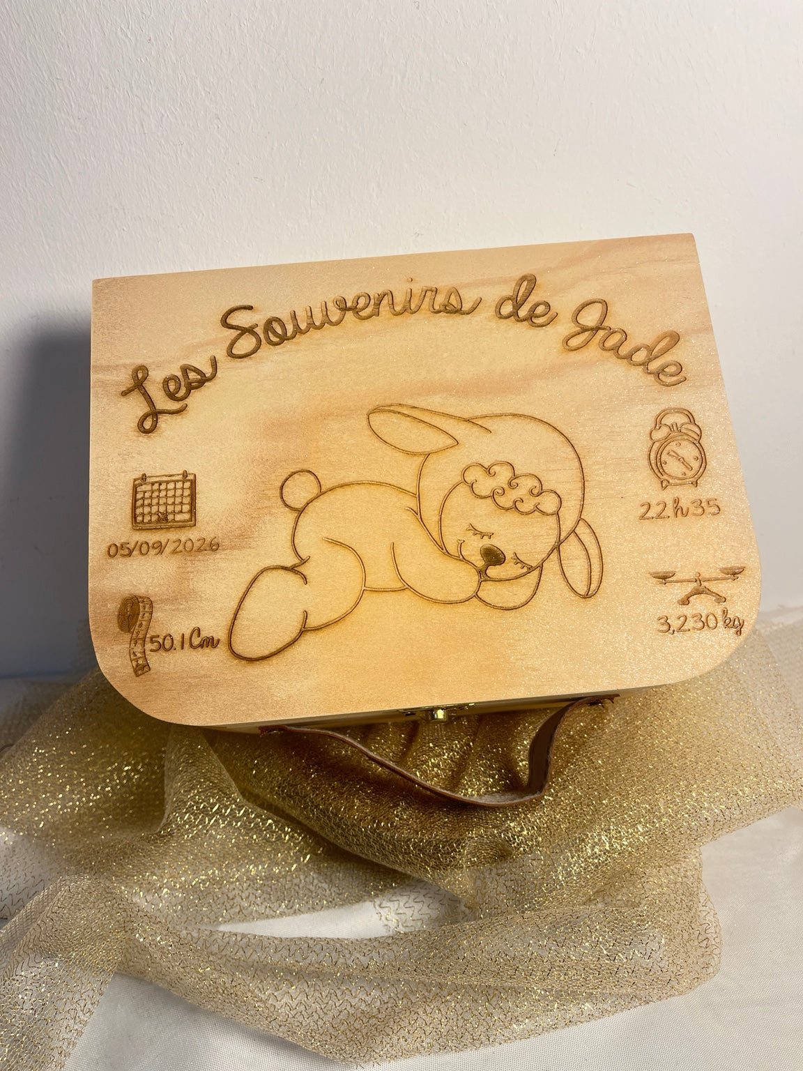 Valise de naissance en bois gravée Les Souvenirs de Jade avec agneau et informations de naissance