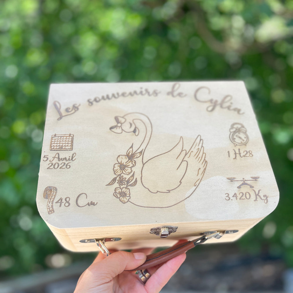 valise de naissance cygne en bois gravée