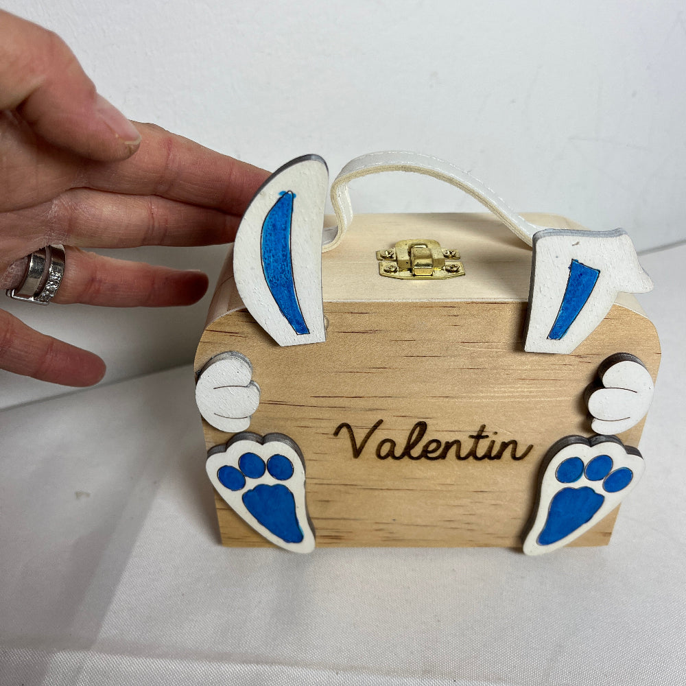 valise lapin de paque garnie de chocolat