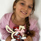 victoria avec son lapin de paques en bois personnalisable rempli de kinder