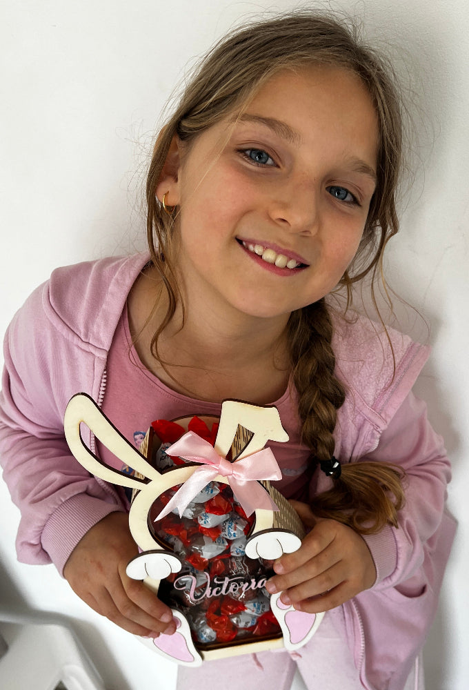 victoria avec son lapin de paques en bois personnalisable rempli de kinder